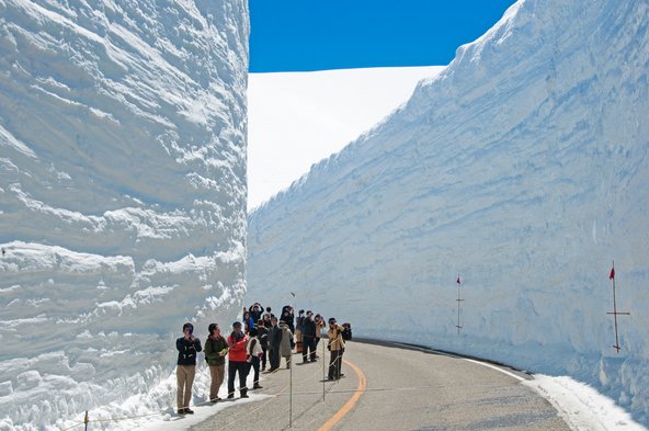 קירות שלג משני צדי הדרך האלפינית